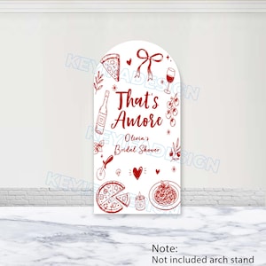 Könnte beinhalten: Eine bogenförmige Hintergrundabdeckung mit roten Strichzeichnungen von Pizza, Wein, Pasta und Herzen. Der Text lautet That's Amore, Olivia's Bridal Shower. Das Design umfasst eine Schleife, einen Pizzaschneider und eine Kerze auf weißem Grund.