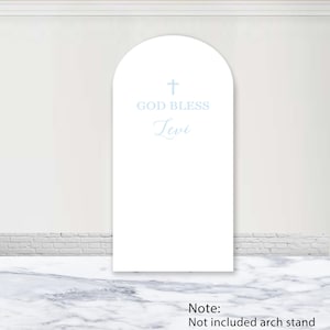 Pode incluir: Uma capa de fundo arqueada branca com um ícone de cruz azul claro, o texto "GOD BLESS" em fonte sem serifa e o nome "Levi" em letra cursiva. O design é impresso em uma superfície lisa para uso com um suporte de arco.