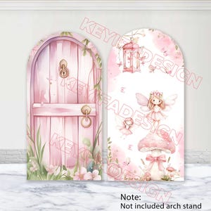 Peut inclure: Deux panneaux arqués sur le thème des fées. Un panneau représente une porte de fée rose avec des accents floraux. L'autre panneau montre une fée, une lanterne et un champignon avec des papillons. Le texte "KEYHEAD DESIGN" est visible.