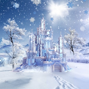 Puede incluir: Un gran castillo de hielo blanco con altas torres y una puerta se alza sobre una colina nevada en un pa&iacute;s de las maravillas invernal. El castillo est&aacute; rodeado de &aacute;rboles y monta&ntilde;as cubiertos de nieve. El cielo es azul y caen copos de nieve.