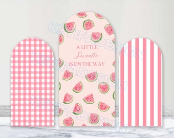 Un pequeño tesoro está en camino. Fondo de arco personalizado de poliéster con diseño de sandía para baby shower. Fondo de cuadros rosas.