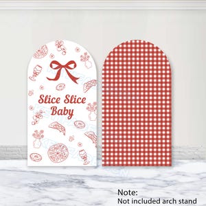 Könnte beinhalten: Zwei bogenförmige Stoffbezüge für einen Ständer. Ein Bezug hat einen weißen Hintergrund mit roten Strichzeichnungen von Pizza, Blumen, Schnullern und einer Schleife sowie dem Text "Slice Slice Baby". Der andere hat ein rot-weißes Karomuster.