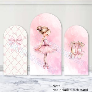 Peut inclure: Trois panneaux arqués sur le thème du ballet. L'un présente un nœud rose, un autre une ballerine en tutu rose et le troisième, des chaussons de ballet avec des accents floraux. Le fond est un lavis d'aquarelle rose tendre.