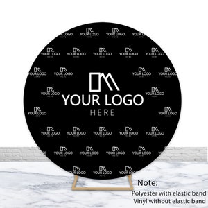Puede incluir: Telón de fondo redondo blanco y negro con el texto "YOUR LOGO HERE" en el centro. El telón de fondo está cubierto con un patrón repetido del texto "YOUR LOGO HERE" en una fuente más pequeña.