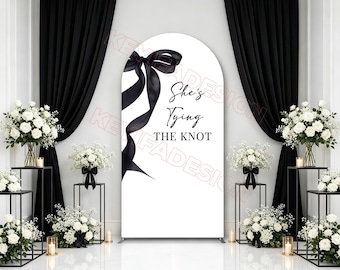 Copertura per arco nuziale "She's Tying The Knot" con fiocco nero personalizzato, sfondo per addio al nubilato