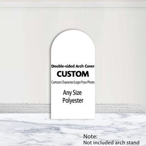 Op de afbeelding: Een witte, dubbelzijdige booghoes met de tekst "CUSTOM" en "Cartoon Character/Logo/Your Photo". De hoes is gelabeld met "Any Size" en "Polyester". De achtergrond is een witte muur en een oppervlak met marmerpatroon.
