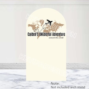 Może przedstawiać: Beżowy łuk z brązową mapą świata i samolotem lecącym nad nim. Na łuku nadrukowany jest tekst "Caiden's ONEderful Adventure around the world".