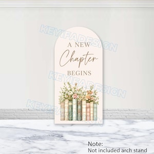 Puede incluir: Un letrero arqueado con fondo rosa pálido y el texto A NEW Chapter BEGINS en letras marrones. Debajo del texto hay una ilustración de una fila de libros de estilo vintage en tonos apagados con un ramo de flores que emerge desde arriba.