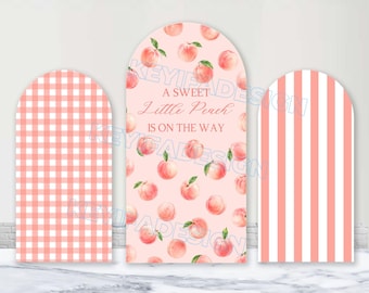 Una dolce pesca è in arrivo. Sfondo per arco per baby shower personalizzato in poliestere, copertura per arco a tema pesca, sfondo a quadretti rosa.