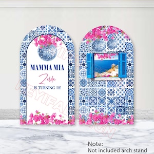 Peut inclure: Deux décorations de fête en forme d'arche sur le thème de l'île grecque. L'une présente le texte "MAMMA MIA Zelda IS TURNING 18!" et une boule disco. L'autre a une fenêtre avec des volets bleus donnant sur la mer, entourée de fleurs roses et de carreaux bleus.