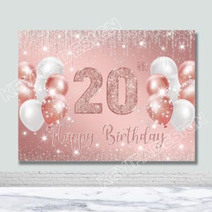 Puede incluir: Un telón de fondo de purpurina rosa y dorado con el número 20 y el texto "Happy Birthday". El telón de fondo está decorado con globos blancos y dorados.