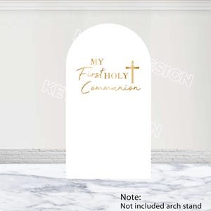 Pode incluir: Placa branca em forma de arco com texto dourado "MY First HOLY Communion" e uma cruz dourada. A placa está sobre uma superfície com padrão de mármore. O texto "Note: Not included arch stand" está na parte inferior.