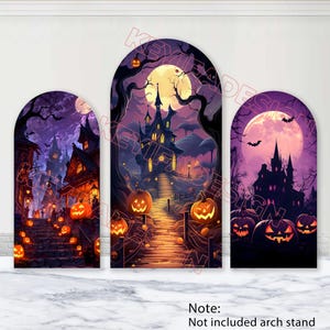 Op de afbeelding: Drie Halloween-thema boogvormige panelen. Elk paneel toont een spookachtige scène met een volle maan, een spookhuis en pompoenen. Het kleurenpalet omvat tinten paars, oranje en zwart, waardoor een feestelijke en griezelige sfeer ontstaat.