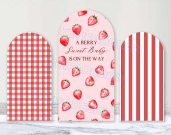Un dolce bebè in arrivo! Copertura per arco personalizzata in poliestere per baby shower con fragole e sfondo a quadretti.
