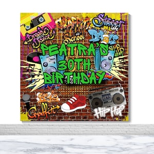 Puede incluir: Un telón de fondo colorido de estilo graffiti con un fondo de pared de ladrillo. El texto "Peatra's 30th Birthday" está escrito en letras verdes. Hay imágenes de cintas de cassette, boomboxes y otros iconos de la cultura hip hop y rap de los años 80 y 90.