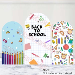 Puede incluir: Tres paneles arqueados con diseños temáticos escolares. Un panel presenta un fondo azul claro con útiles escolares y lápices de colores. El panel central tiene el texto "BACK TO SCHOOL" y útiles escolares. El tercer panel tiene útiles escolares y un globo terráqueo.