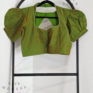 La taille 38 peut aller jusqu'au 44. Blouse cousue à manches bouffantes ton sur ton.