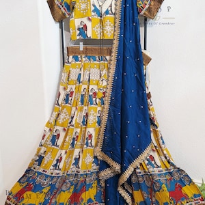 Talla 38 se extiende a 44. Conjunto de medio sari de diseñador con estampado Kalamkari y borde Nizam.