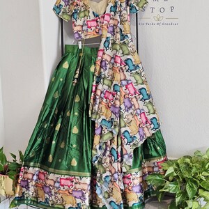 グリーン Benarasi-Pichwai デザイナー ハーフ サリー セット | Pichwai プリント Dupatta |カンカン裏地 |すぐに発送可能 |サイズ 36-42 | VAVS ウィメンズ ストップ