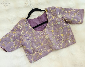 Designerbluse aus lavendelfarbenem Seidenstoff mit Blumenstickerei, Größen 38–44 | Brautbluse für Saris | Festliche Kleidung