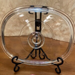 Pyrex/ Corning #F12 rectangular lid with knob handle, the interior measurement of the flange is 8 1/2” x 6 1/2” or 22.5cm x 17cm