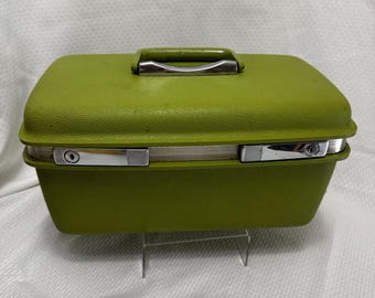 VTG 1990’s  Samsonite green “Saturn ll” train case with all of its guts. Tray, mirror, zip pouch, and key, about 15” x 8” x 8”tall