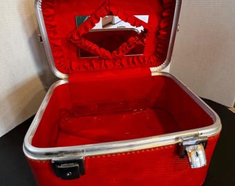 VTG Red Vinyl Train case in clean vintage condition, with mirror, unbranded, looks like a Sears Feather-lite, but it's not, 14"x 9"x 8”
