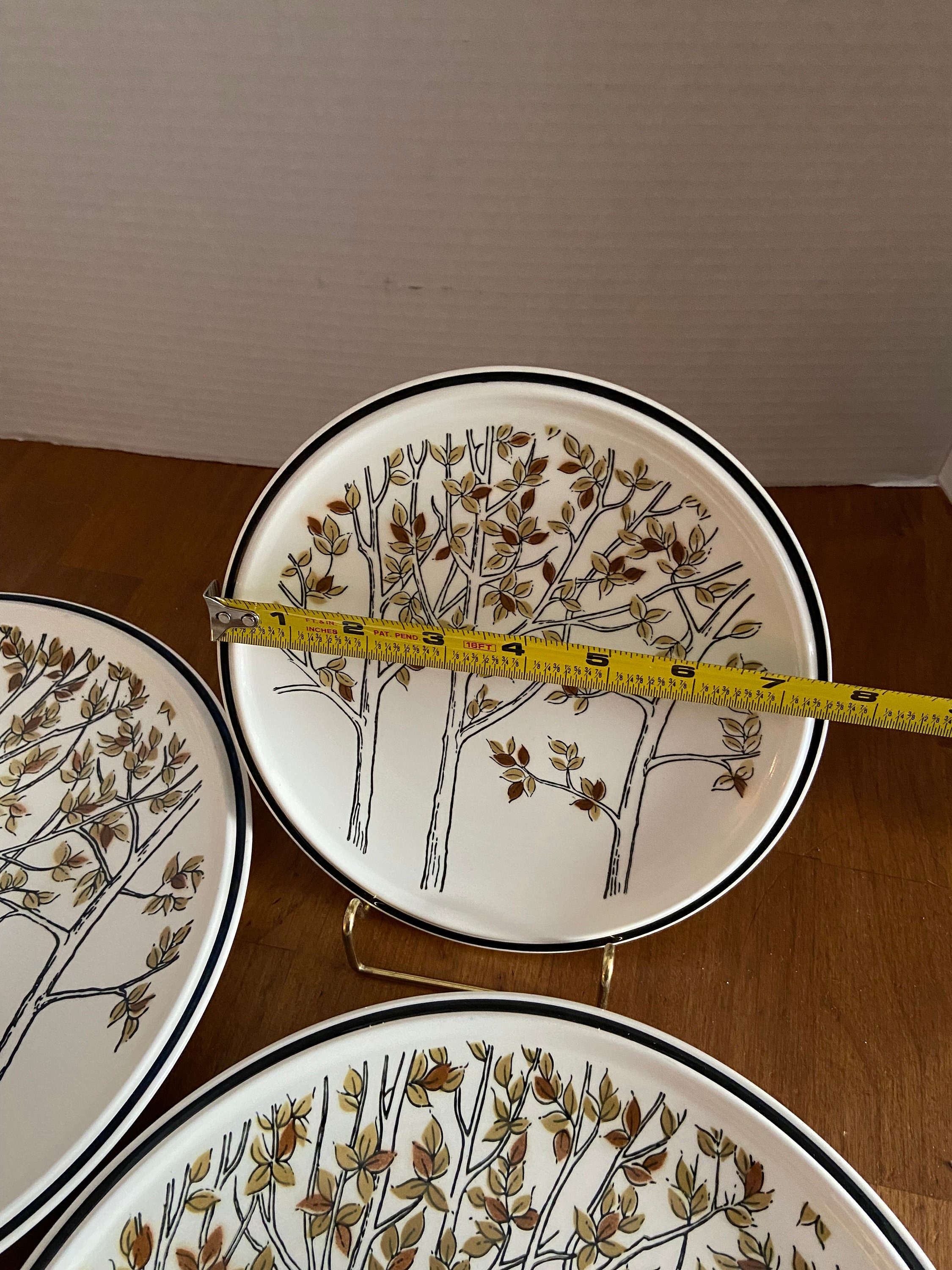 Mikasa International Everfresh Hilltop 1970s 2 Dinner Plates and 1