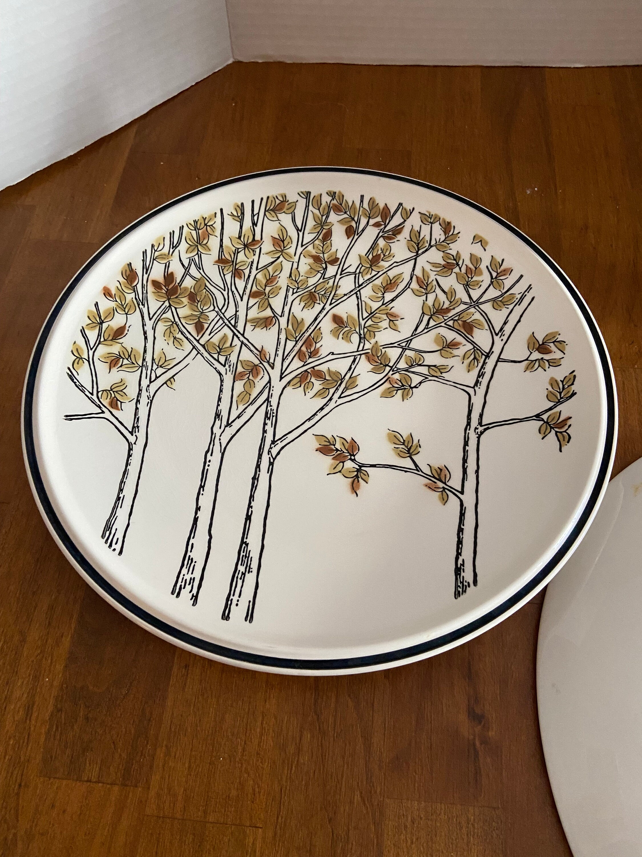 Mikasa International Everfresh Hilltop 1970s 2 Dinner Plates and 1