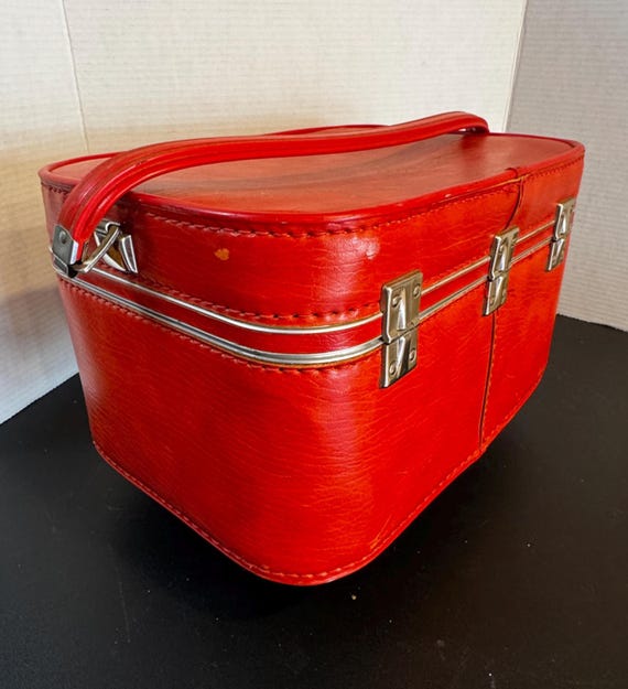 VTG Red Vinyl Train case in clean vintage condition, with mirror, unbranded, looks like a Sears Feather-lite, but it's not, 14"x 9"x 8”