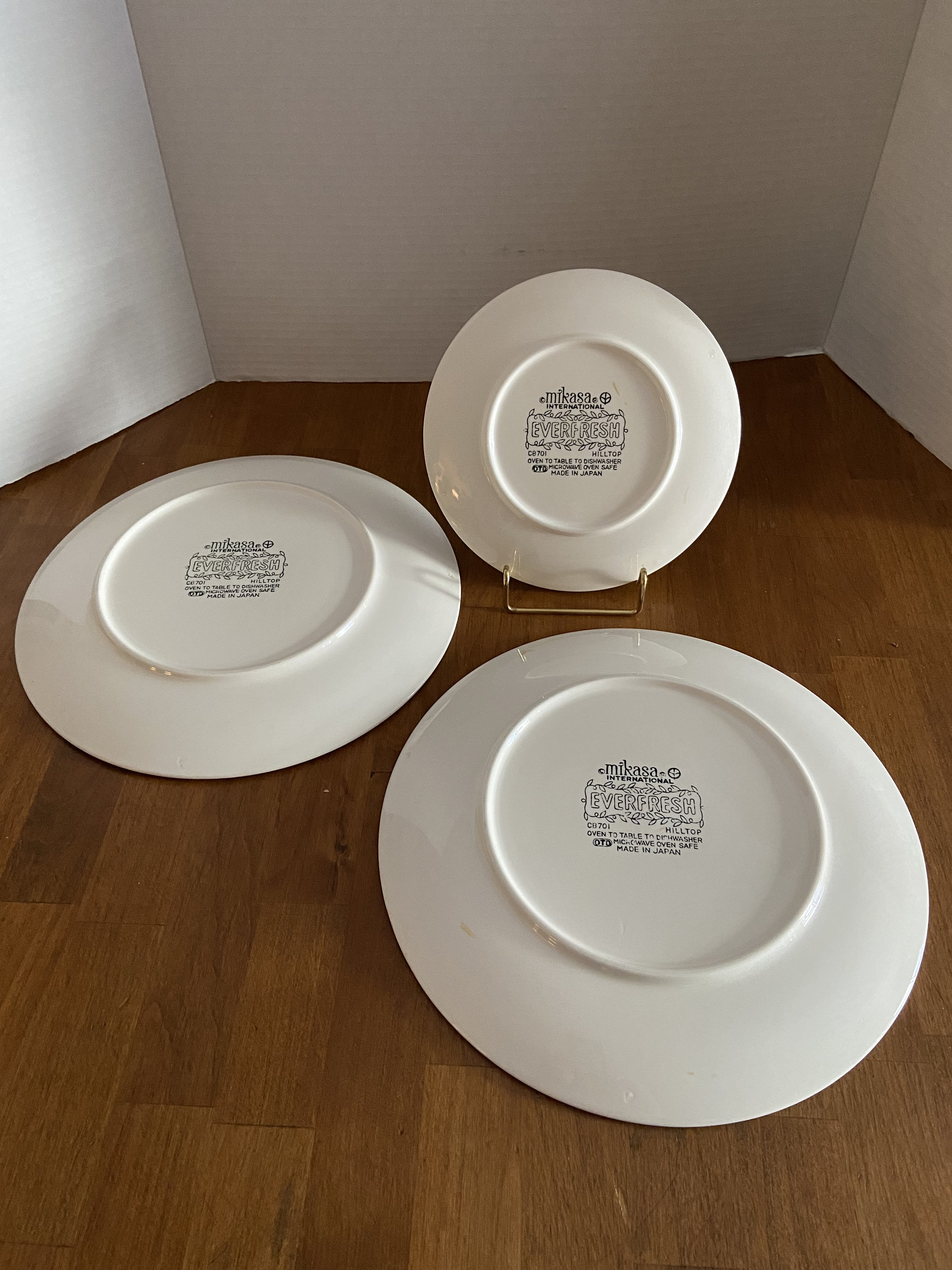 Mikasa International Everfresh Hilltop 1970s 2 Dinner Plates and 1