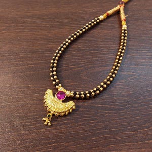 Traditional Maharashtrian Thushi – Black & Gold Beaded Necklace with Pendant – Bridal Wedding Jewelry – Handmade Indian Choker