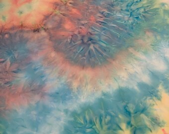 Puede incluir: Patrón abstracto tie-dye en tonos de azul, verde, amarillo y rosa. Los colores se mezclan en un diseño de remolino en forma de nube.