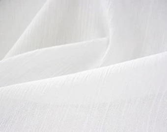 Op de afbeelding: Witte, doorschijnende stof met een subtiele textuur. De stof is gevouwen en gedrapeerd, waardoor zachte plooien en bochten ontstaan.