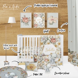 Puede incluir: Un juego de ropa de cama para beb&eacute; con un tema floral y de elefante. El juego incluye una s&aacute;bana bajera, una colcha, una cortina, una almohada y una alfombra. La colcha y la s&aacute;bana bajera presentan un patr&oacute;n floral sobre un fondo amarillo claro. La cortina es de color azul claro con estrellas blancas. La almohada es de color amarillo claro con un dise&ntilde;o de girasol. La alfombra es de color azul claro con un patr&oacute;n floral. El juego tambi&eacute;n incluye una almohada personalizada con el nombre "Isabella" y un lindo dise&ntilde;o de elefante.