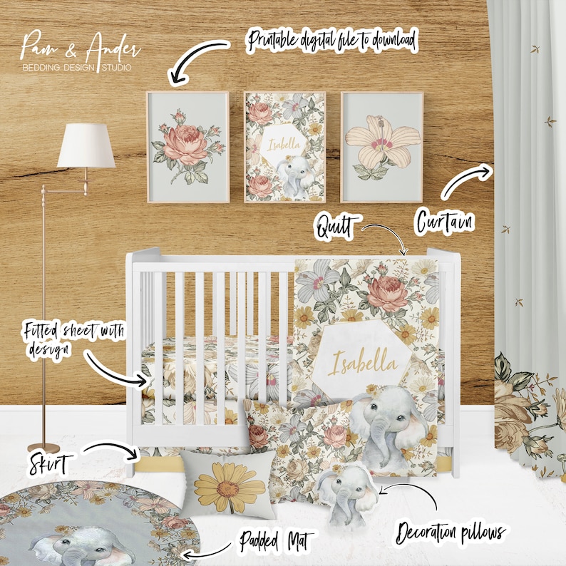 Puede incluir: Un juego de ropa de cama para beb&eacute; con un tema floral y de elefante. El juego incluye una s&aacute;bana bajera, una colcha, una cortina, una almohada y una alfombra. La colcha y la s&aacute;bana bajera presentan un patr&oacute;n floral sobre un fondo amarillo claro. La cortina es de color azul claro con estrellas blancas. La almohada es de color amarillo claro con un dise&ntilde;o de girasol. La alfombra es de color azul claro con un patr&oacute;n floral. El juego tambi&eacute;n incluye una almohada personalizada con el nombre "Isabella" y un lindo dise&ntilde;o de elefante.