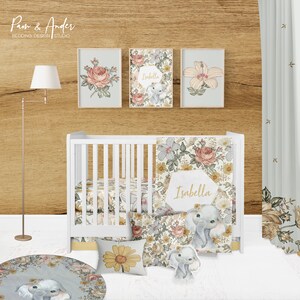 Puede incluir: Una cuna con un juego de ropa de cama de estampado floral con un dise&ntilde;o de elefante gris. La cuna est&aacute; decorada con una manta de estampado floral, una almohada con un dise&ntilde;o de girasol y una alfombra redonda con un estampado floral y un dise&ntilde;o de elefante gris. La cuna tambi&eacute;n est&aacute; decorada con tres impresiones enmarcadas con dise&ntilde;os florales y un elefante gris.