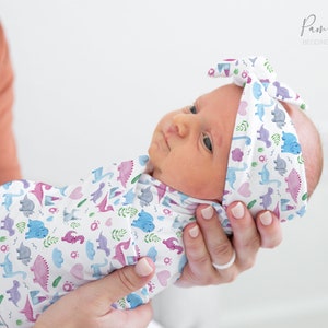 PINK y BLUE DINOSAUR Baby Girl Swaddle Set, Accesorios para bebés dinosaurios, Swaddle personalizado con nombre de bebé, Diadema para niñas