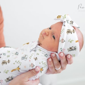 SAFARI Baby Girl Swaddle Set, Accesorios florales para bebés, Swaddle personalizado con nombre de bebé, Diadema para niñas