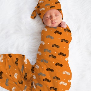 MOTOCICLETA Baby Boy Swaddle Set, Accesorios para bebés, Swaddle personalizado con nombre de bebé, Sombrero de niño