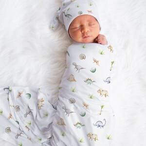 DINOSAUR Baby Boy Swaddle Set, Accesorios para bebés dinosaurios, Swaddle personalizado con nombre de bebé, Sombrero de niño bebé