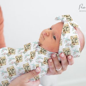 ADVENTURE Baby Girl Swaddle Set, Accesorios de viaje para bebés, Swaddle personalizado con nombre de bebé, Diadema para niña