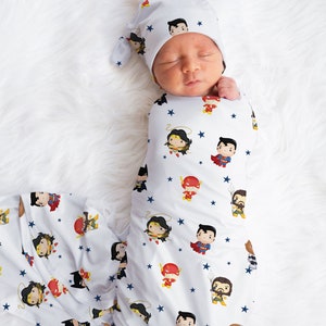 LIGA DE LA JUSTICIA Baby Boy Swaddle Set, Accesorios para bebés superhéroes, Swaddle personalizado con nombre de bebé, Sombrero de niño bebé