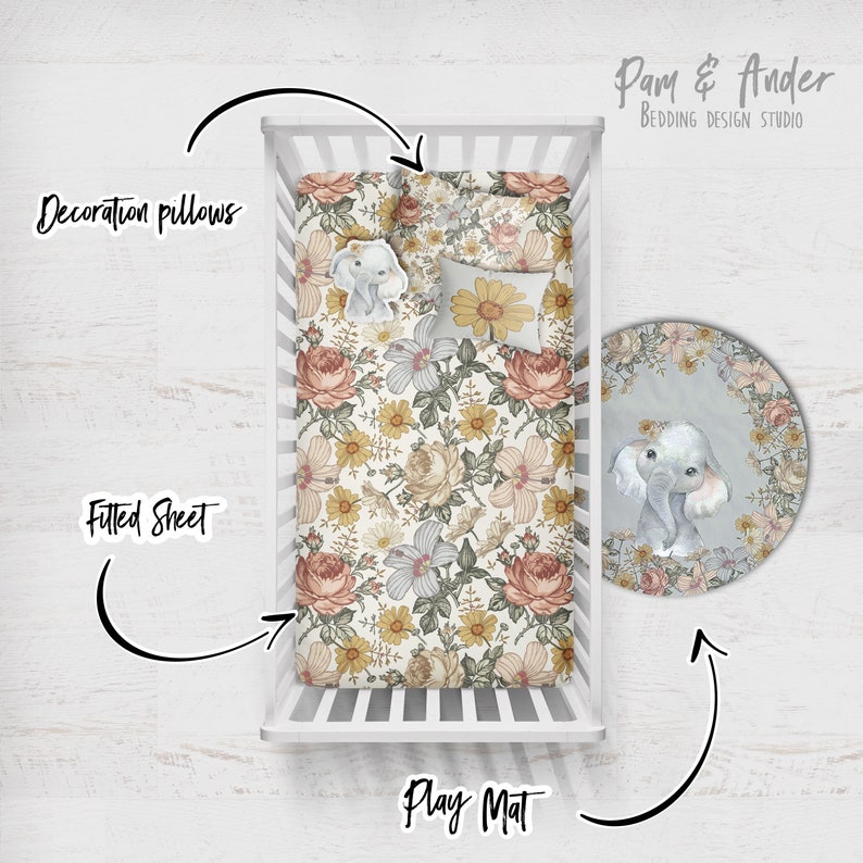 Puede incluir: Una cuna blanca con una s&aacute;bana bajera floral y dos almohadas decorativas. Una alfombra de juego redonda con un borde floral y un dise&ntilde;o de elefante est&aacute; en el suelo. El texto "Pam & Ander Bedding Design Studio" est&aacute; en la esquina superior derecha de la imagen.