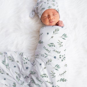 GREENERY Conjunto de envoltorios para bebé unisex, accesorios para bebés de salvia y eucalipto, envoltorio personalizado con nombre de bebé, gorro para bebé, diadema para niña