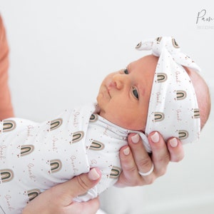 PINK RAINBOW Baby Girl Swaddle Set, Accesorios para bebés Rainbow, Swaddle personalizado con nombre de bebé, Diadema para niña