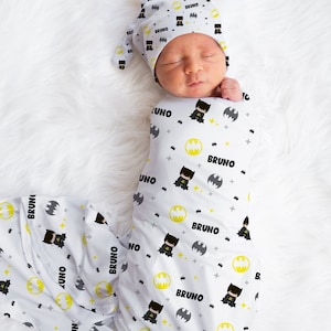 HERO Baby Boy Swaddle Set, Accesorios amarillos para bebés, Swaddle personalizado con nombre de bebé, Gorro para bebé niño