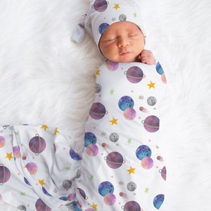 SPACE Baby Boy Swaddle Set, Accesorios para bebés astronauta, Swaddle personalizado con nombre de bebé, Sombrero de niño bebé
