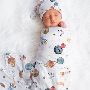 SPACE Baby Boy Swaddle Set, Accesorios para bebés astronauta, Swaddle personalizado con nombre de bebé, Sombrero de niño bebé