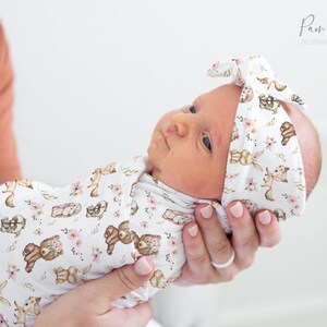 WOODLAND Baby Girl Swaddle Set, Accesorios florales para bebés, Swaddle personalizado con nombre de bebé, Diadema para niñas